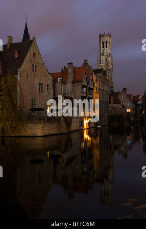 Torre campanaria e Rozenhoedkaai riflessa nel canale in Bruges, Belgio. Foto Stock