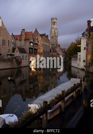 Torre campanaria e Rozenhoedkaai riflessa nel canale in Bruges, Belgio. Foto Stock