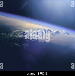 Fotografia della NASA dallo spazio esterno di nuvole e luce oltre Oceano Indiano Foto Stock