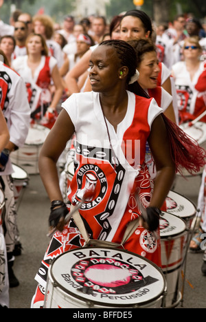 Il batterista da Batala Banda de Percussao nel carnevale di Notting Hill a Londra, Inghilterra. Foto Stock