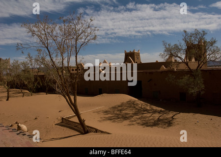 Hotel Le Repos de Sable sorge abbandonati nel deserto, vicino le dune di sabbia di Tinfou, a sud di Zagora Foto Stock