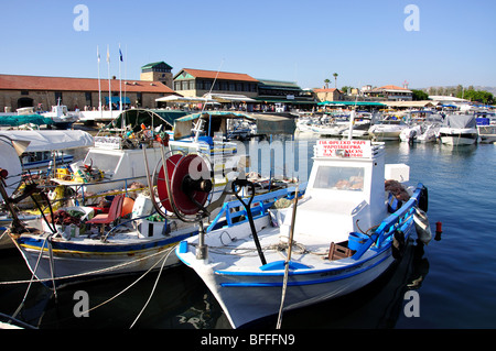 Barche da pesca nel porto di Pafo e Pafos, Distretto di Paphos, Cipro Foto Stock