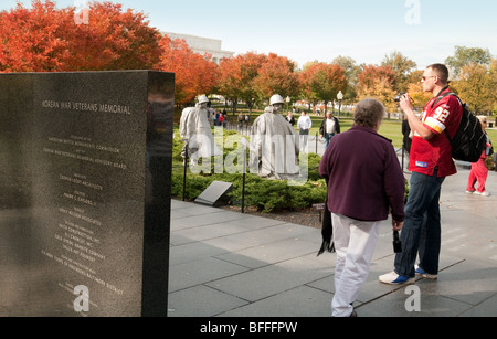 I turisti presso il memoriale dei veterani di guerra coreana, The Mall, Washington DC, Stati Uniti d'America Foto Stock