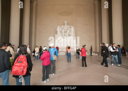 I turisti fotografare la statua di Abraham Lincoln, il Lincoln Memorial, Washington DC, Stati Uniti d'America Foto Stock