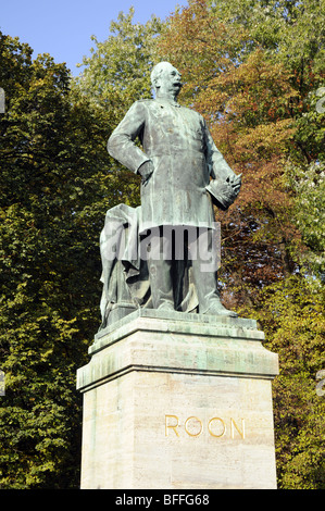 Statua di Albrecht Graf von Roon (ministro prussiano della guerra), il Tiergarten di Berlino, Germania. Foto Stock