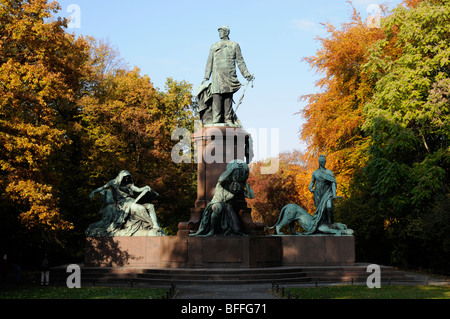 Il Memoriale di Bismarck, Tiergarten di Berlino, una statua commemorativa per il principe Otto von Bismarck, da Reinhold Begas. Foto Stock