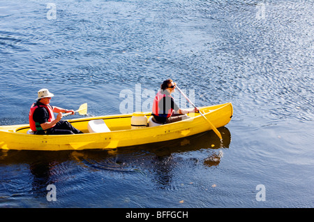 Matura in canoa, Dordogne, La Roque Gageac, a sud ovest della Francia, Europa Foto Stock