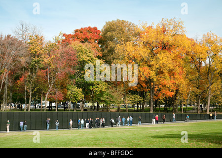 Le persone al Vietnam Veterans War Memorial in autunno cadono, Washington DC, Stati Uniti d'America Foto Stock