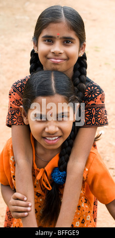 Due giovani villaggio indiano ragazze. Andhra Pradesh, India Foto Stock