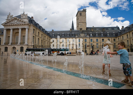 Giocando con le fontane sulla Place de la Libération Foto Stock