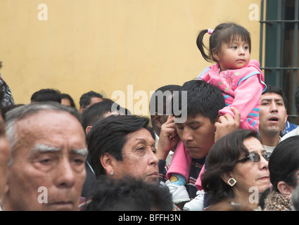 Lima, Perù, Plaza de Armas o Plaza Mayor: Lima celebra il Signore dei Miracoli 2006, padre e figlia Foto Stock