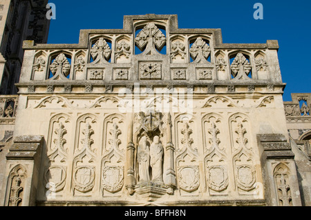 Le sculture sopra la porta di ingresso alla Chiesa Lavenham, Suffolk, Inghilterra. Foto Stock