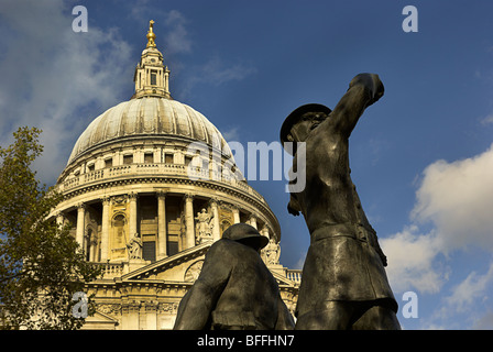 Statua di Vigili del Fuoco sul sermone Lane con la Cattedrale di St Paul in background Foto Stock
