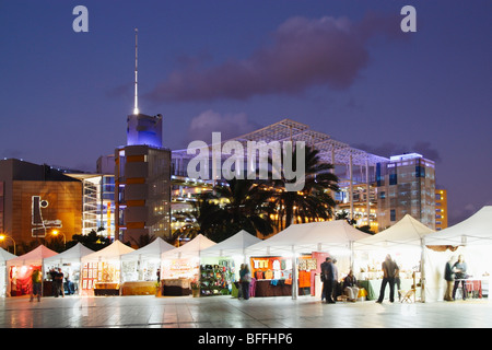 Le bancarelle del mercato a 2009 Womad Festival in Las Palmas de Gran Canaria. Centro commerciale El Muelle in background Foto Stock