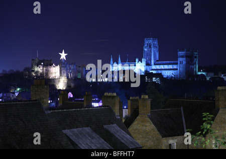 Castello e Cattedrale di Durham accesa durante il Festival della luce nel novembre 2009 , a nord-est dell' Inghilterra, Regno Unito Foto Stock