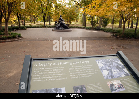 Le donne del Vietnam Veterans War Memorial, Washington DC, Stati Uniti d'America Foto Stock