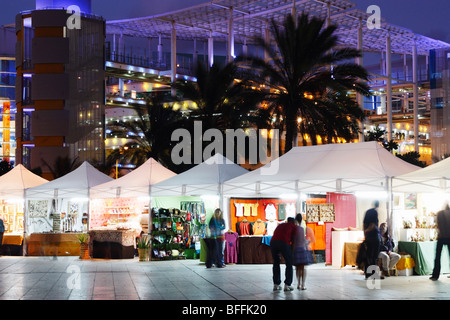 Le bancarelle del mercato a 2009 Womad Festival in Las Palmas de Gran Canaria. Centro commerciale El Muelle in background Foto Stock