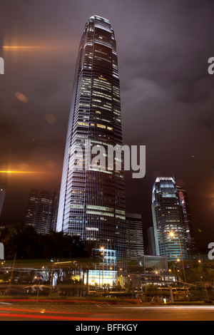 Una suggestiva vista notturna di Hong Kong di due International Finance Centre (2 IFC) illuminata torre dell'ufficio. Foto Stock