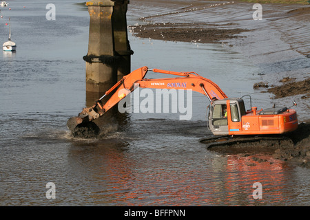 Escavatore idraulico nel fiume Dee, Kirkcudbright Dumfries e Galloway, Scozia Settembre 2009 Foto Stock