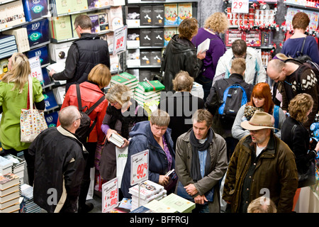 Le persone in cerca di nuovi libri in lingua danese mostra del libro di Copenhagen Foto Stock