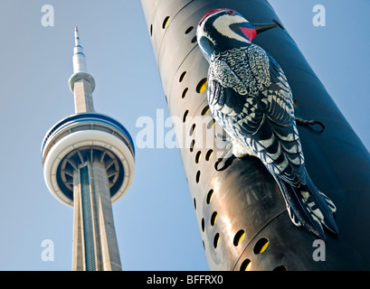 Picchio Fastwurms scultura di colonna & CN Tower, Toronto, Ontario, Canada, America del Nord Foto Stock