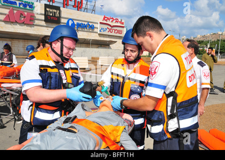 Israele Haifa forze di sicurezza israeliane e il personale di soccorso assistere ad un esercizio di simulazione di un attacco terroristico Foto Stock