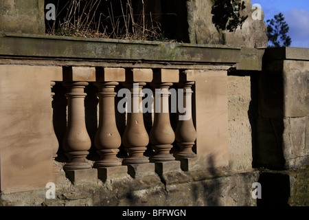 Balaustra di un abbandonato edificio in arenaria che stabiliscono in rovine. Ragazzo Cliffe, Warwickshire Foto Stock