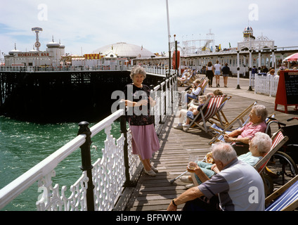 Regno Unito, Inghilterra, Sussex, Brighton vacanzieri su il Palace Pier Foto Stock