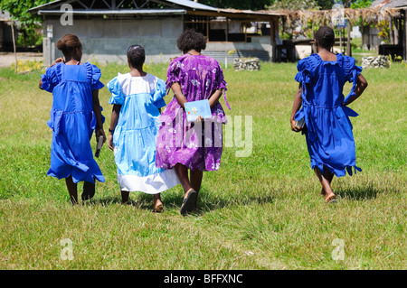 Il Melanesian ladies nella loro domenica migliori, tornando a casa dalla chiesa. Fare clic su per ulteriori dettagli. Foto Stock