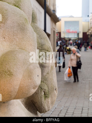 Una pietra di Ram da un ingresso per il Westfield Shopping Centre in Derby City, DERBYSHIRE REGNO UNITO Inghilterra Foto Stock