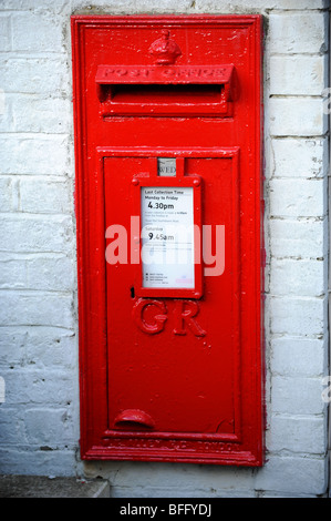 Un red King George VI postbox in un muro di mattoni Foto Stock