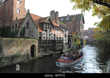 I turisti facendo una gita in barca sui canali a Bruges in Belgio in Europa Foto Stock