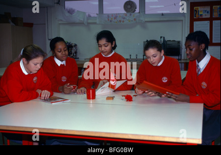 Burntwood Scuola Tooting concedere mantenuta - Gli studenti con i prodotti promozionali Foto Stock