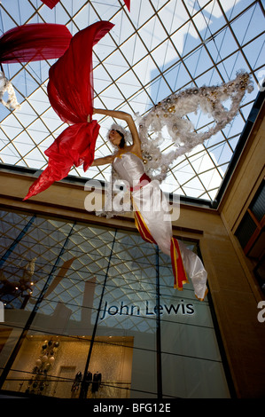 Shopping di Natale presso il Grand Arcade, Cambridge, Gran Bretagna. Un angelo al di fuori della John Lewis Store. Foto Stock
