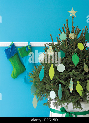 Decorata chrismas tree e appeso calza insaccatrici Foto Stock