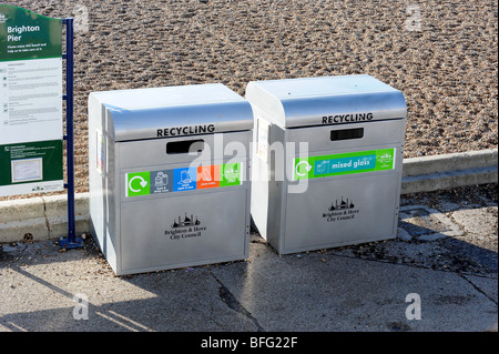 Nuovi contenitori di riciclaggio sul lungomare di Brighton Foto Stock