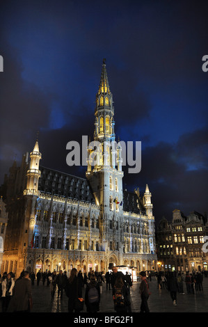 Stadhuis Hotel de Ville Town Hall di Grote Markt di notte Bruxelles in Belgio Foto Stock