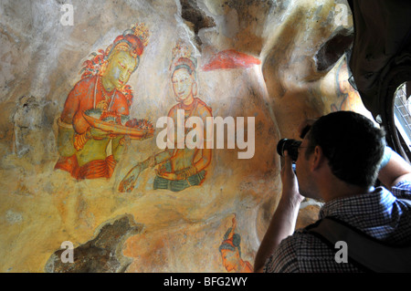 Sigriya pitture murali, Sri Lanka, murale di Asparas o spiriti femmina a Sigriya rock fortezza, Sri Lanka tourist fotografare Foto Stock