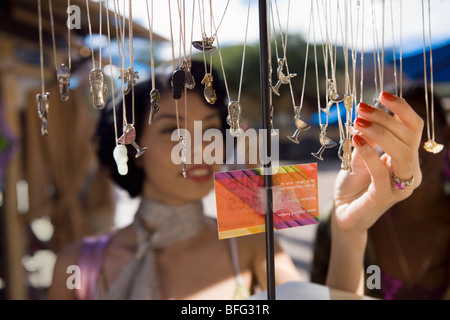 Giovane donna shopping per collane Foto Stock