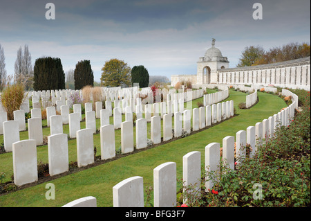 Tombe della Prima Guerra Mondiale di soldati a Tyne Cot Cimitero Passchendale Ypres Belgio Foto Stock