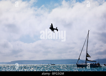 Un bombardiere Lancaster dal WW2 Battle of Britain Memorial Flight fa un flypast oltre la costa del Dorset. In Inghilterra. Regno Unito. 2009 Foto Stock