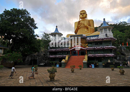 Tempio d'oro, Dambulla, Dambulla, Sri Lanka, ingresso alla grotta buddista templi di Dambulla, Sri Lanka Foto Stock