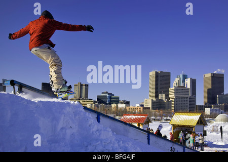 Maschio adolescente snowboarder a forche Winter Park in downtown Winnipeg. Parte di Snowjam snowboard la concorrenza. Winnipeg Manitob Foto Stock