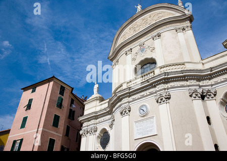 Ornati in facciata di edificio, Imperia, liguria, Italia Foto Stock