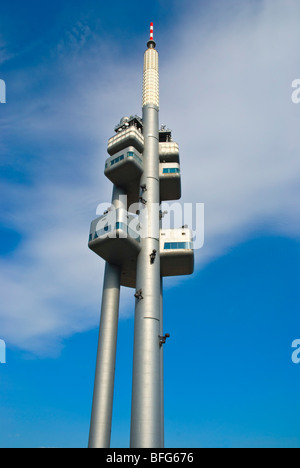 Televizni vez la famigerata Torre della Televisione nel quartiere Zizkov di Praga Repubblica Ceca Europa Foto Stock