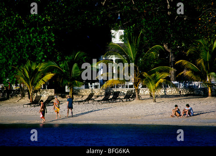 Persone, spiaggia, Half moon golf tennis e beach club, rose hall, vicino, Montego Bay, Giamaica Foto Stock