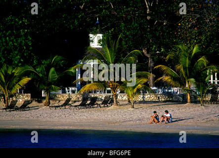 Persone, giovane, spiaggia, Half moon golf tennis e beach club, rose hall, vicino, Montego Bay, Giamaica Foto Stock