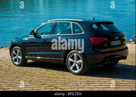 Audi Q5 in retro nero e vista laterale nella parte anteriore del Fiume Reno Foto Stock