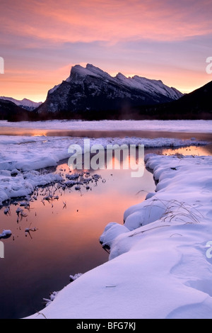 Mount Rundle e Laghi Vermillion all'alba nel Parco Nazionale di Banff, Alberta, Canada Foto Stock