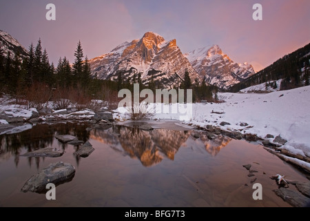 Montare Kidd al sorgere del sole in inverno, Kananaskis Country, Alberta, Canada Foto Stock